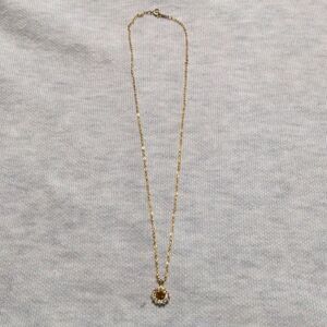 Gold chain flower pendant necklace